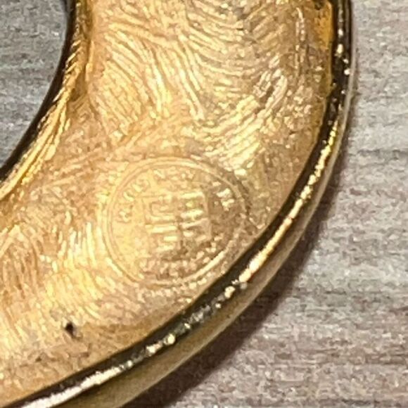 Givenchy Chunky Sculptural Brooch/Pin Paris Gold Tone Signed Classic Collector - Picture 6 of 6